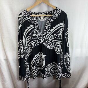 White House Black Market Black and White‎ Graphic Blouse